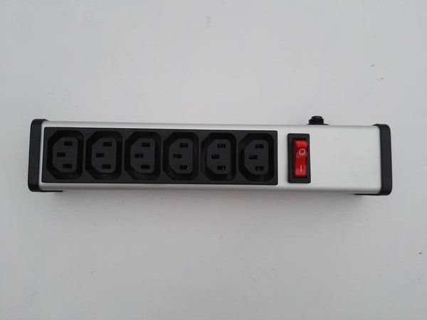 PDU plana del metal de la tira del poder del enchufe de 6 mercados con el IEC del protector de la sobrecarga aprobado